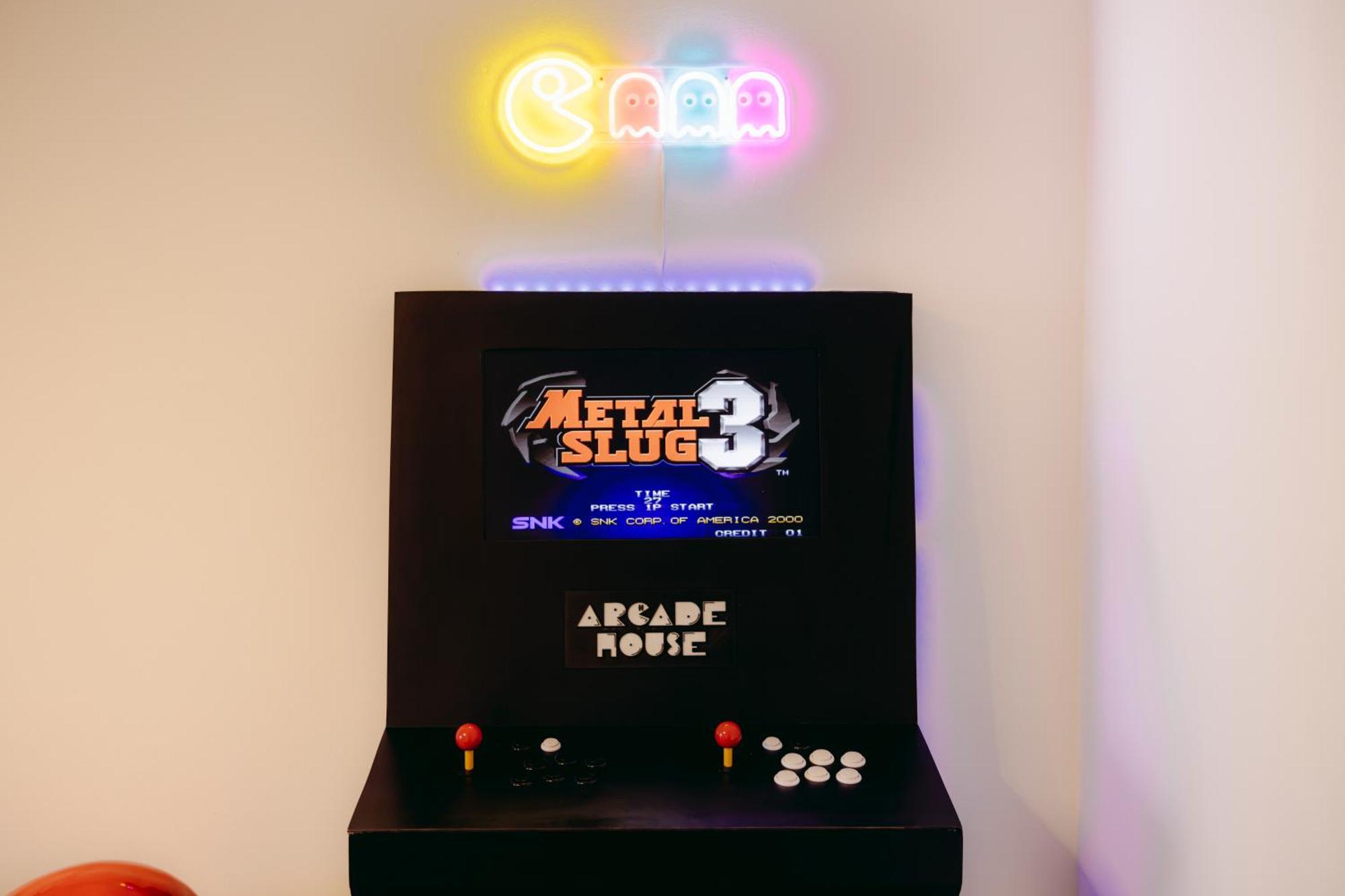 Arcade House Verona Fiera Netflix + Videogame Dış mekan fotoğraf